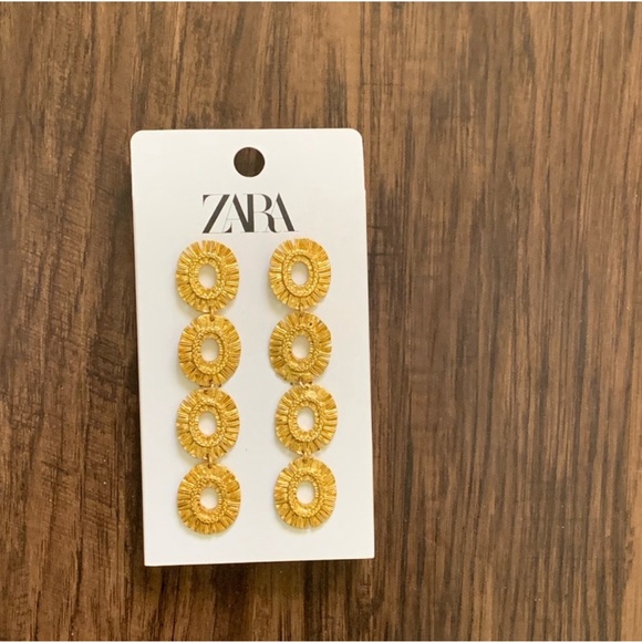 Zara SCULPTED CIRCULAR EARRINGS | Celebrity Favorite - Picture 2 of 4